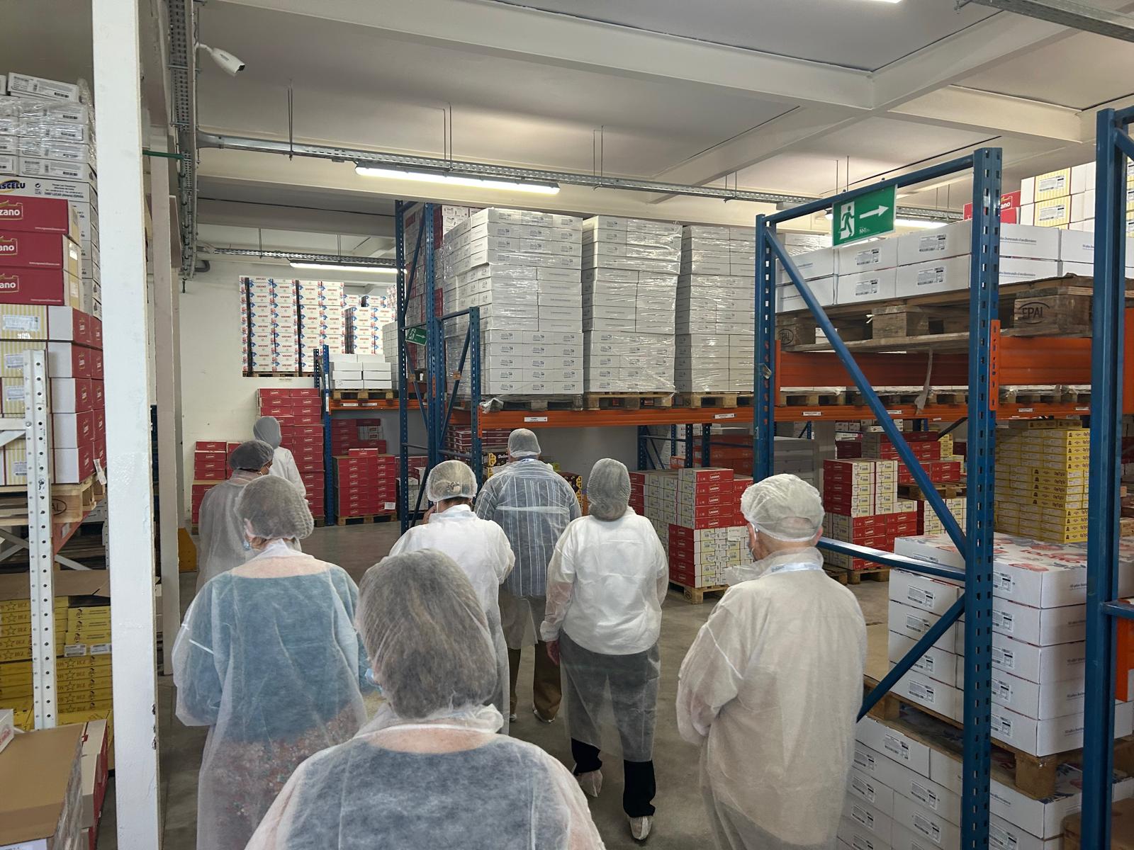 Asociados de AEFA Senior durante la visita a Repostería Lozano