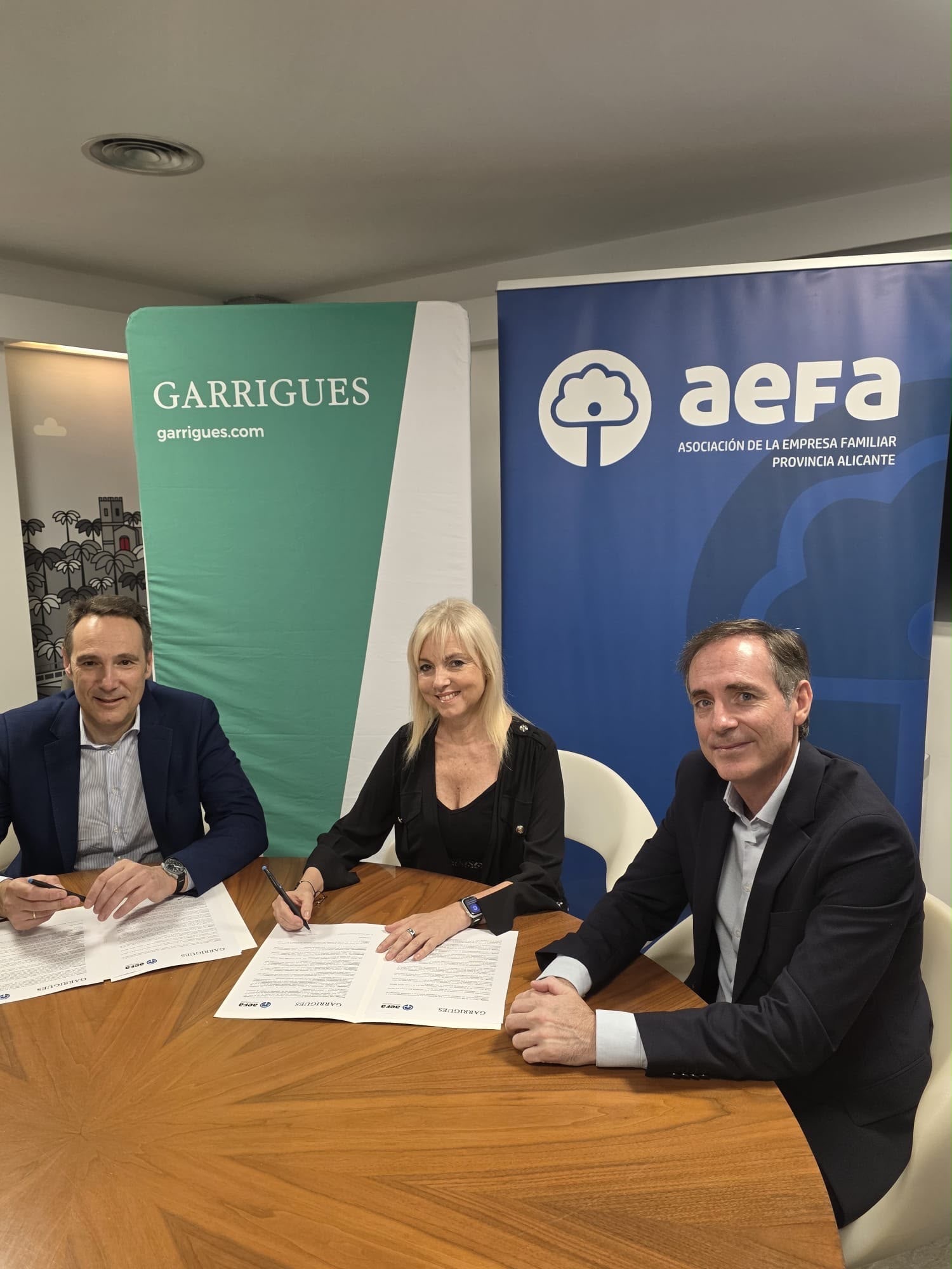 Representantes de AEFA y Garrigues tras la renovación del convenio